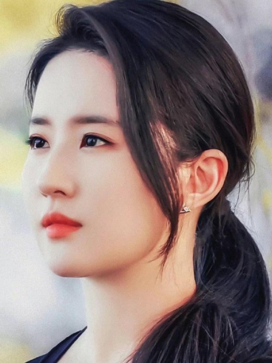 캐주얼한 옷차림의 유역비, 두바이 명품점서 포착