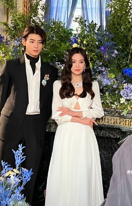 송혜교·차은우 투샷 공개, 완벽한 비주얼 뽐내
