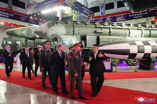 러 국방장관 평양 방문…김정은, ICBM·무인기 전시