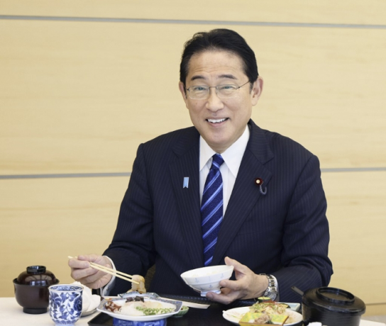 기시다 日총리 “후쿠시마 생선회 안전하고 맛있다” 한입 가득
