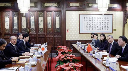 왕이, 日 관료들과 양국 관계 개선 논의
