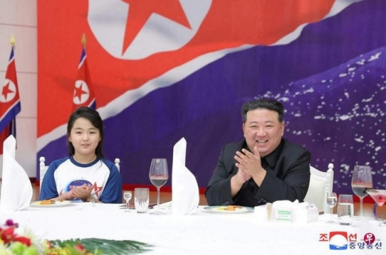 '조선의 샛별 여장군' 김정은 딸 김주애 후계?