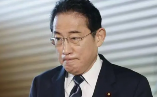 기시다, 히로이케 회장직 사퇴