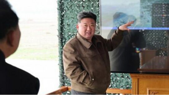 김정은, 신형 방사포탄 검수사격 참관