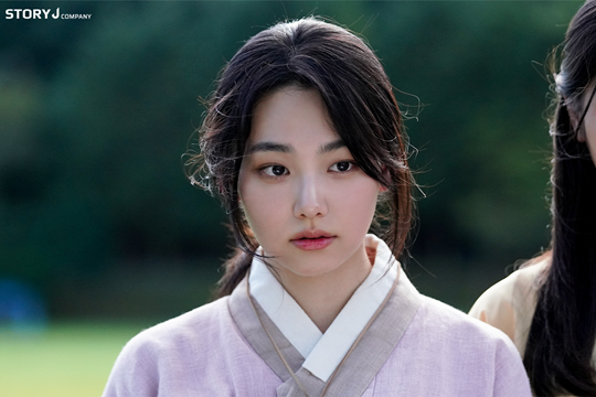 ‘영복, 사치코’ 강미나, 포스터 촬영 현장 공개! 수수한 한복 자태 ‘눈길’