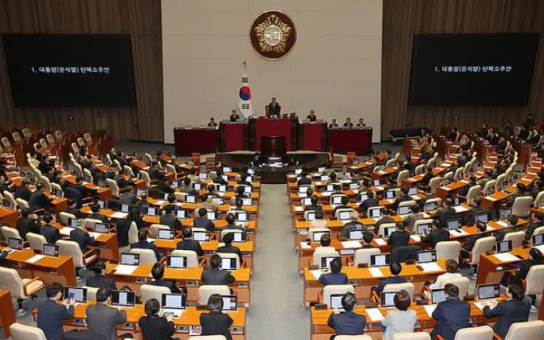 윤석열 탄핵소추안 가결, 즉각 직무정지