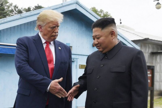 트럼프 “김정은과 다시 연락... 그는 똑똑한 사람”
