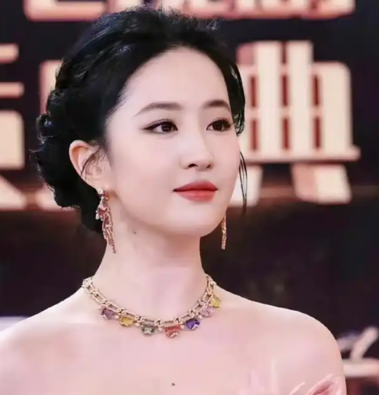 ‘장미 여신’ 유역비, 상하이 레드카펫 장악… “기다림은 창조”
